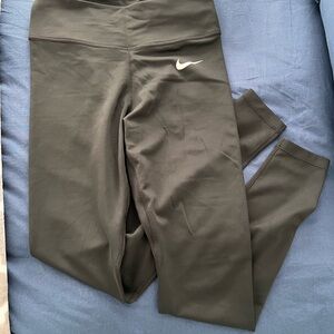 Nike Black Leggings with High-Rise Waistband and Sleek Design